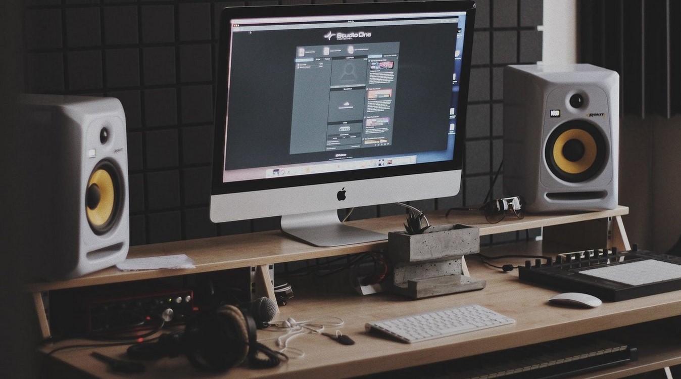 Guide to connect computer speakers | Rhoney Guitars